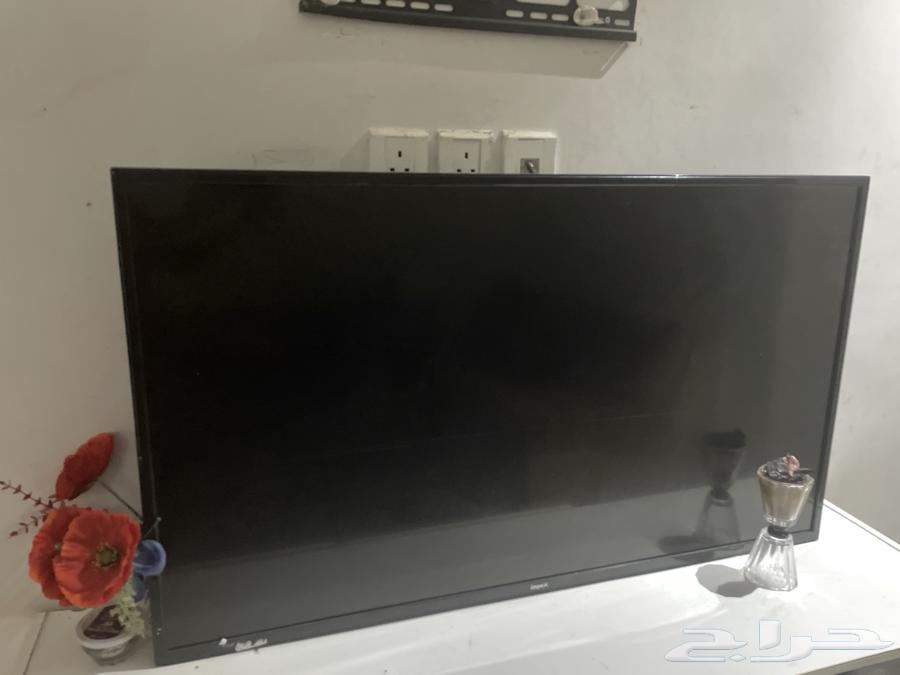 Mirrors and a TV with broken screen, two cabinets, and malfunctioning water coolers63761878243587110
