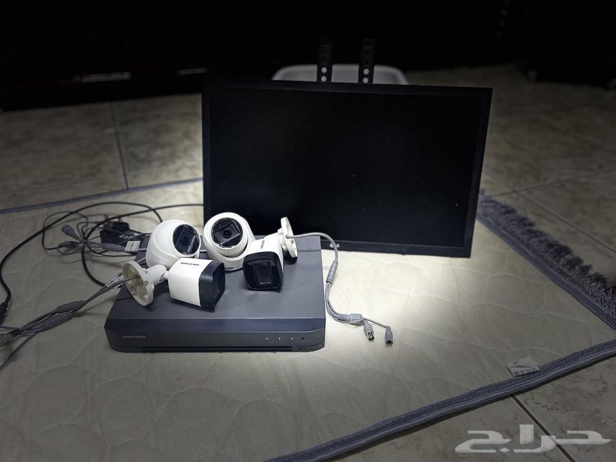 4 Surveillance Cameras with Screen, Receiver, and High-Quality Adapters63699532601474112