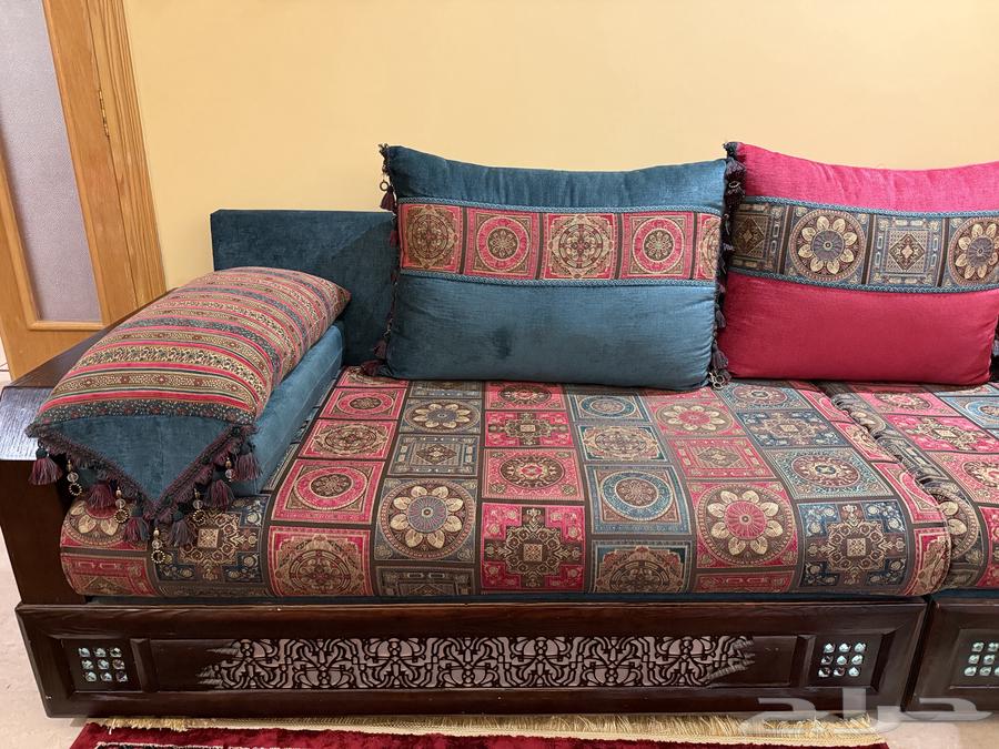 Clean sofa and table63704835942274112