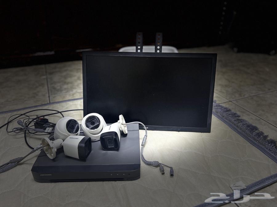 4 Surveillance Cameras with Screen, Receiver, and High-Quality Adapters63699532601474110