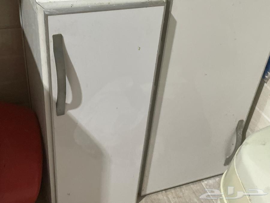 Mirrors and a TV with broken screen, two cabinets, and malfunctioning water coolers63761878243587113