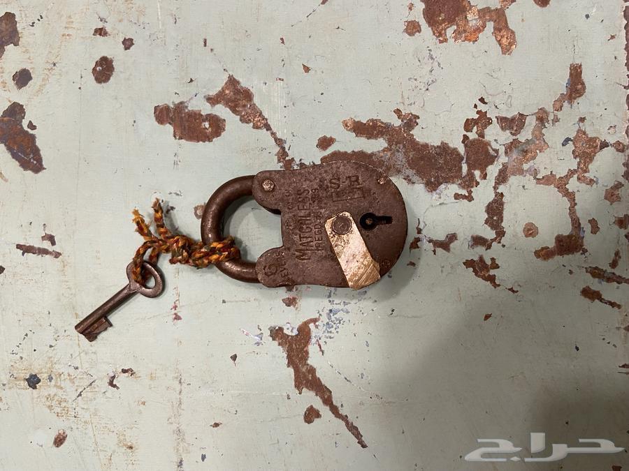 قفل قديم من المعدن قديم63705853491329110