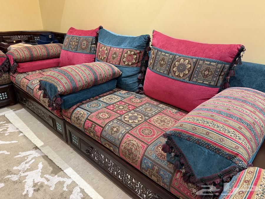 Clean sofa and table63704835942274111