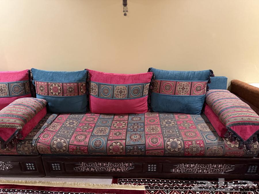 Clean sofa and table63704835942274110