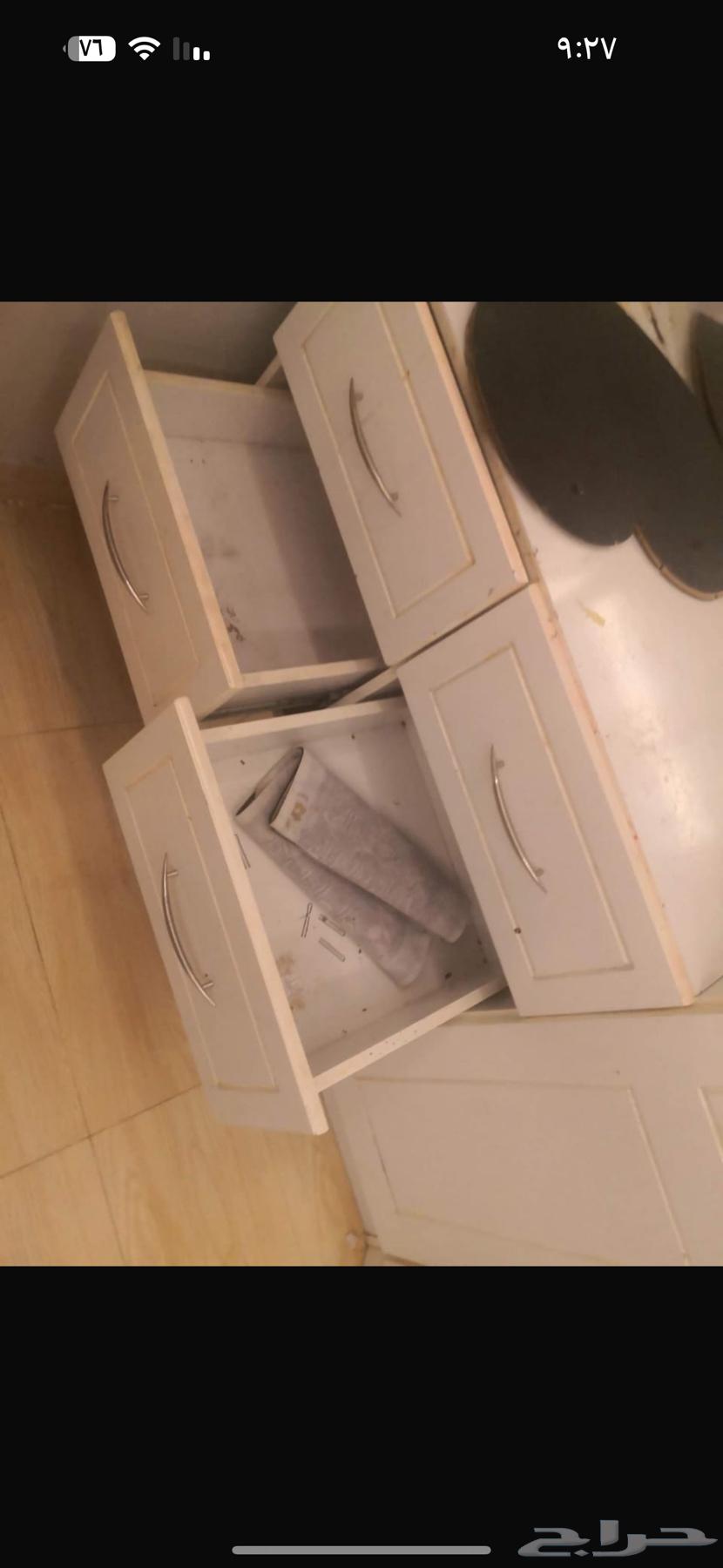 Used cabinet with no defects except the mirror, as clearly shown in the picture63704657642754114