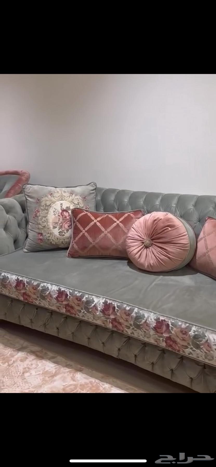Luxury 14-person royal sofa, new and clean, electric oven, four-burner stove, and sink63704480661763112