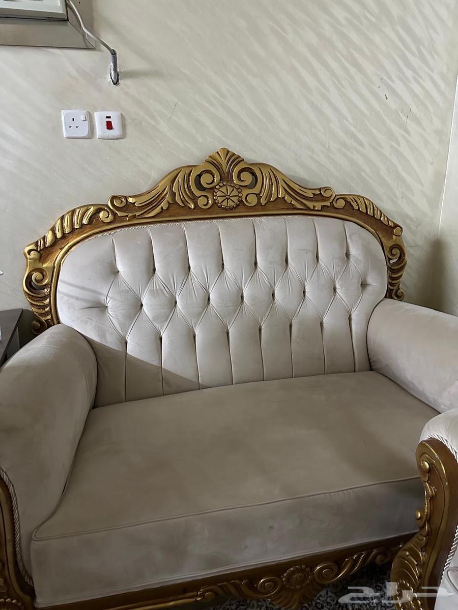 كنب للبيع خمس قطع الرجاء التواصل مع الرقم واتس63705440778753110