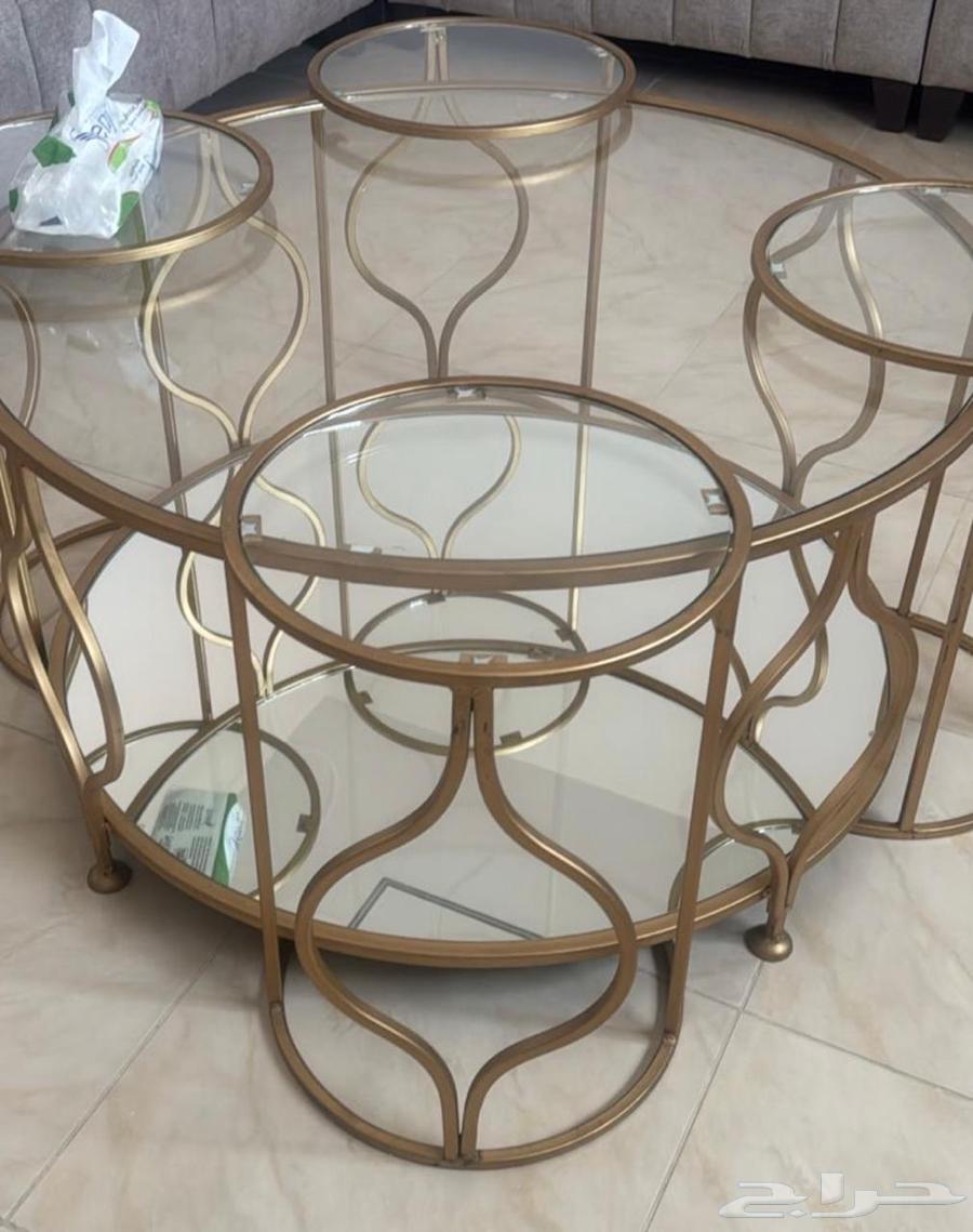 Sofa and Table63709376525825110