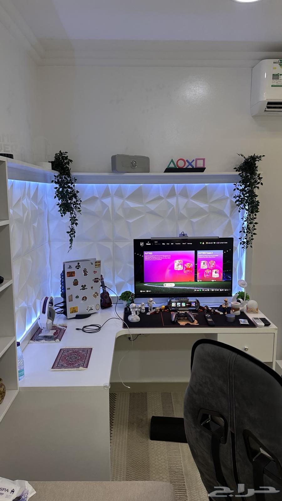 طاولة قيمنق ست اب و طاولة تلفزيون بحالة جدا ممتازة63707029387905113