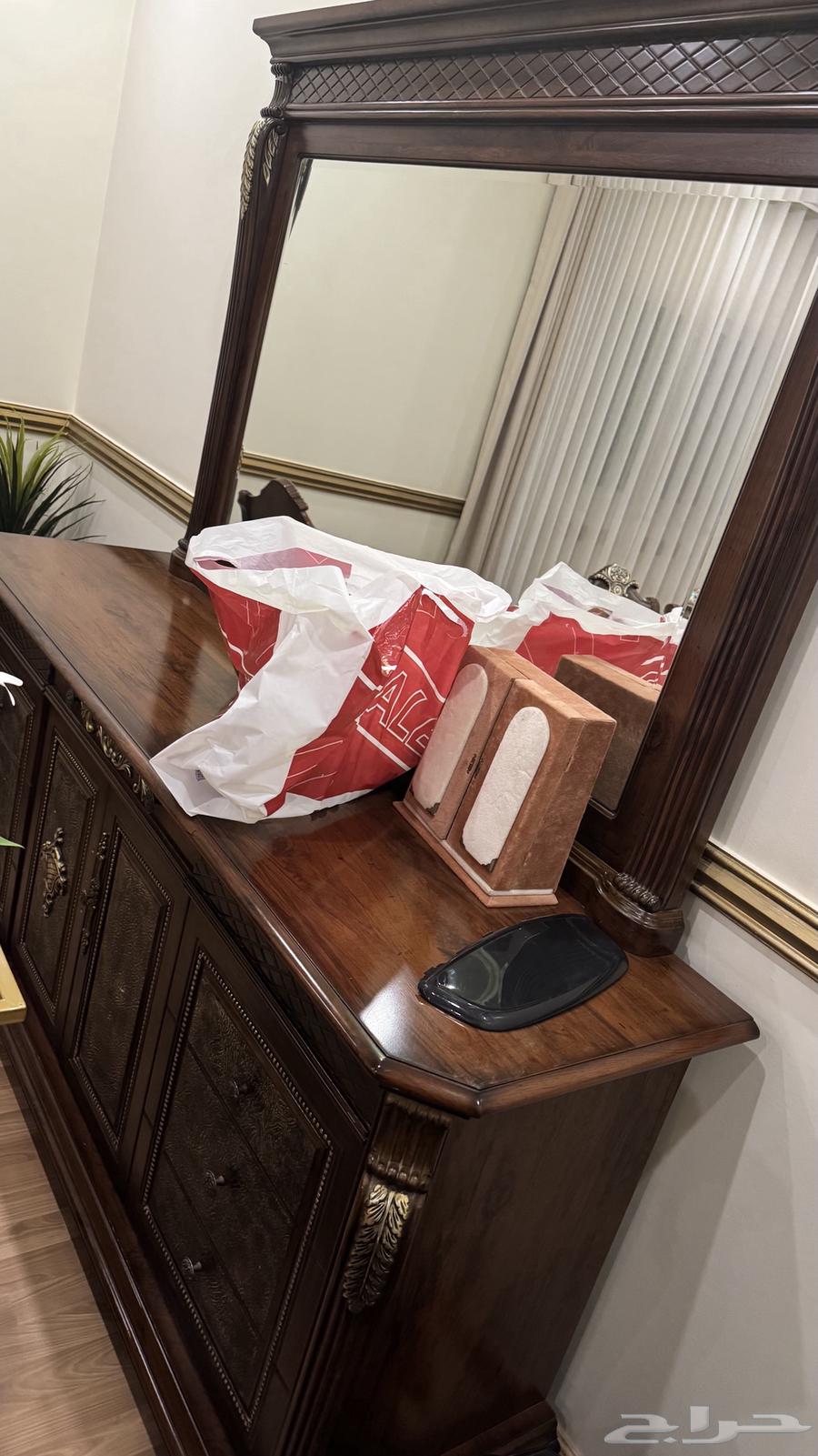 طاولة طعام من 12 كرسي مع بوفيه بحالة جيدة من بيت الامارات63715378502017113