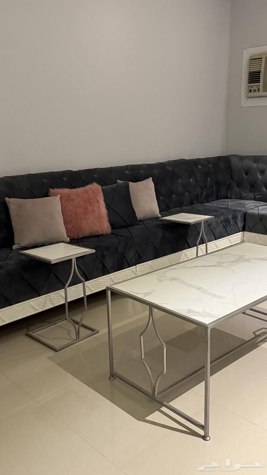 Sofas and tables63708931955458111