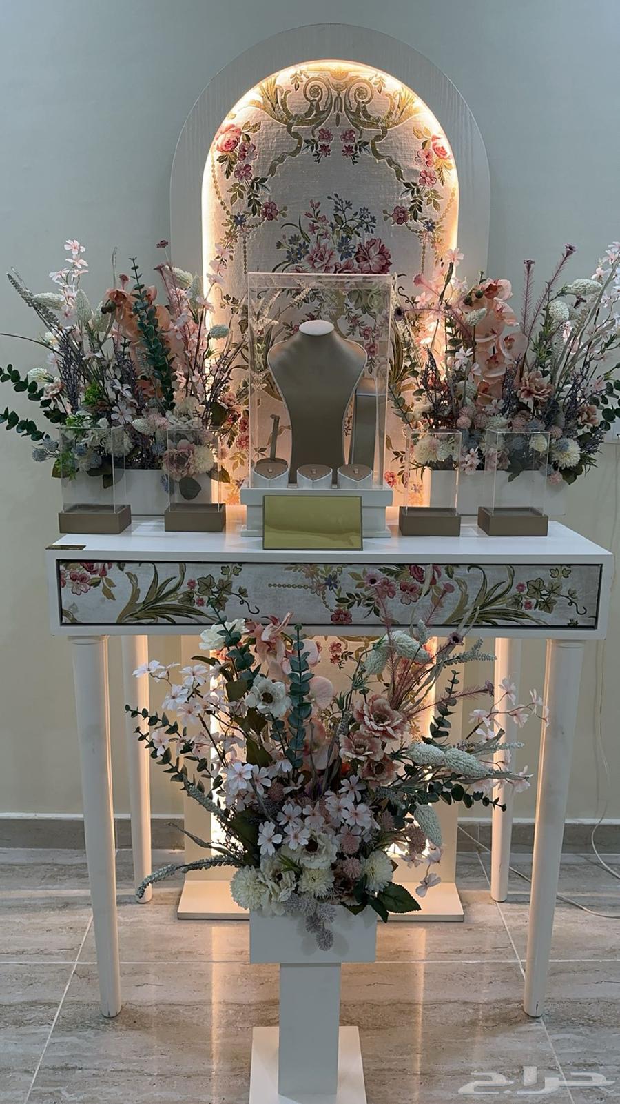 طاوله هدايا للعرسان نظيف جدا استخدام مره واحده63712490606594110