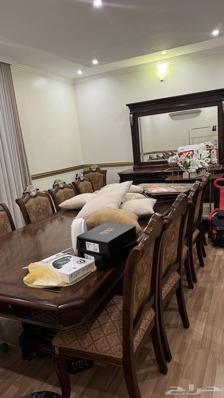 طاولة طعام من 12 كرسي مع بوفيه بحالة جيدة من بيت الامارات63715378502017111