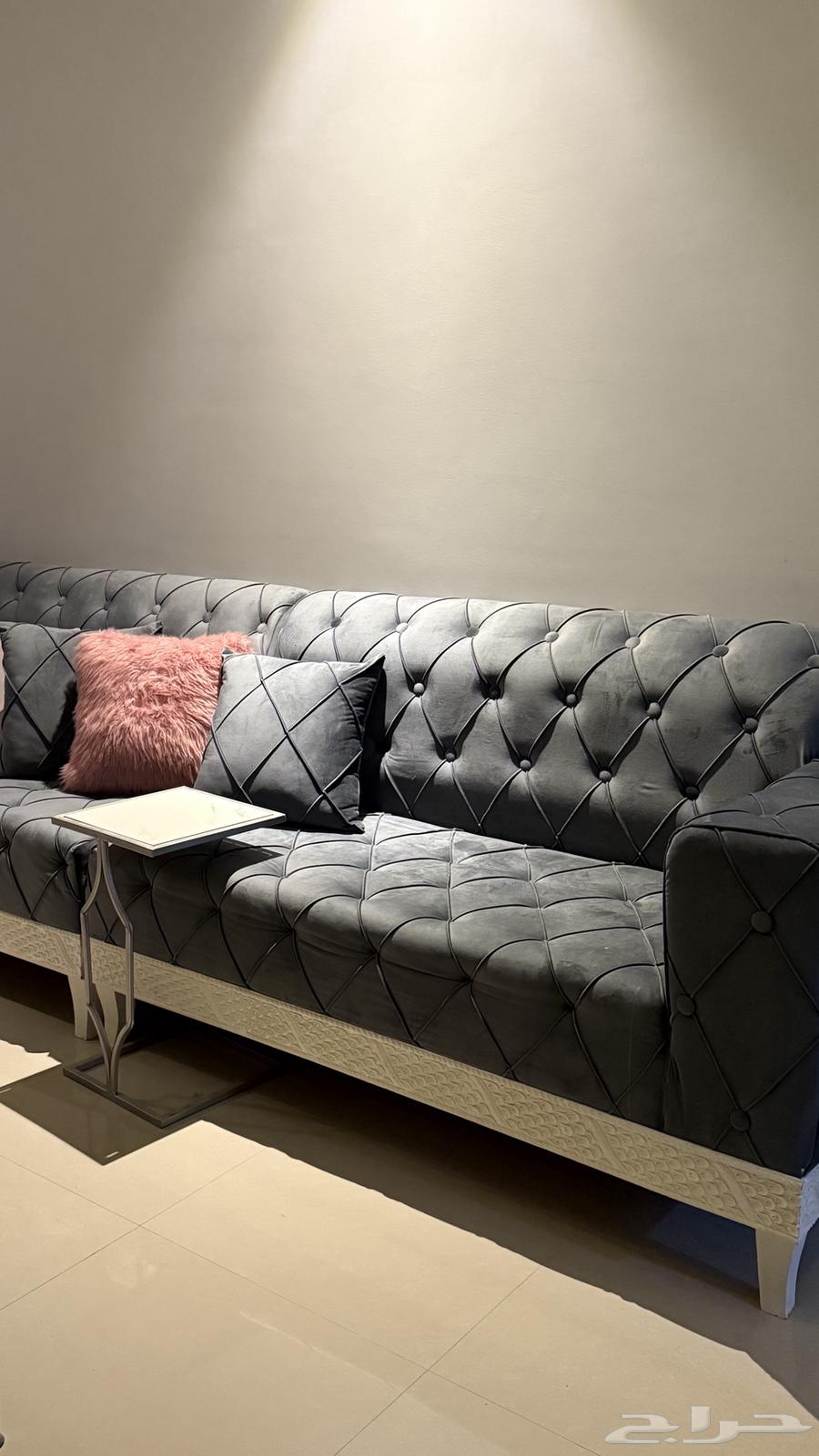 Sofas and tables63708931955458112