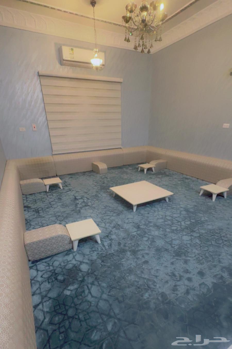 Floor seating set with carpet and floor tables63712035704963111