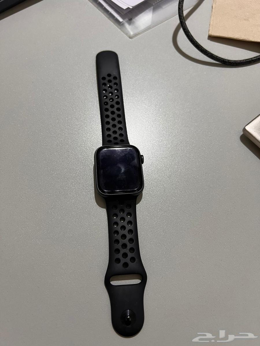 Apple Watch Series 4 in excellent condition with no issues63711319558658111