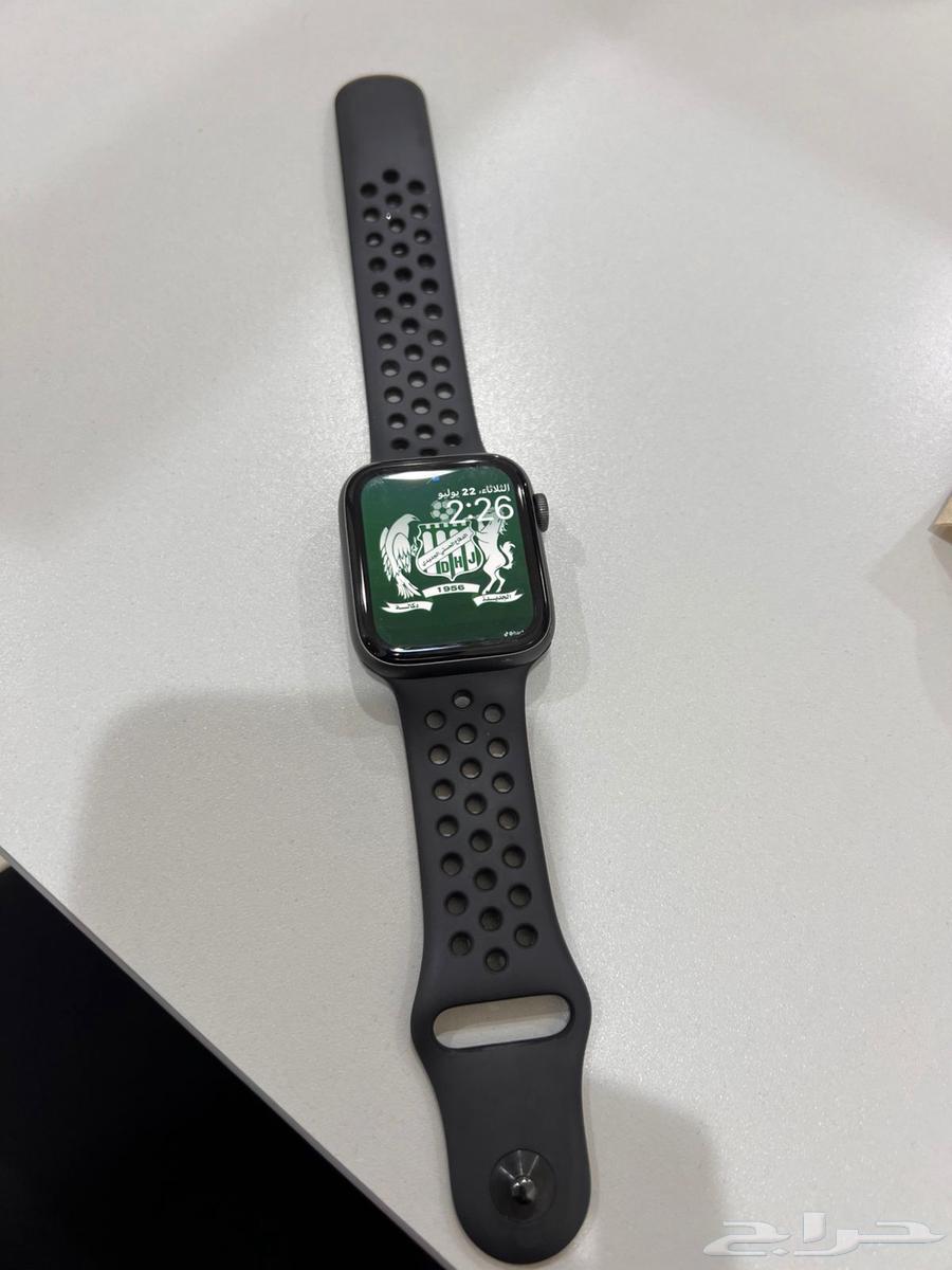 Apple Watch Series 4 in excellent condition with no issues63711319558658113