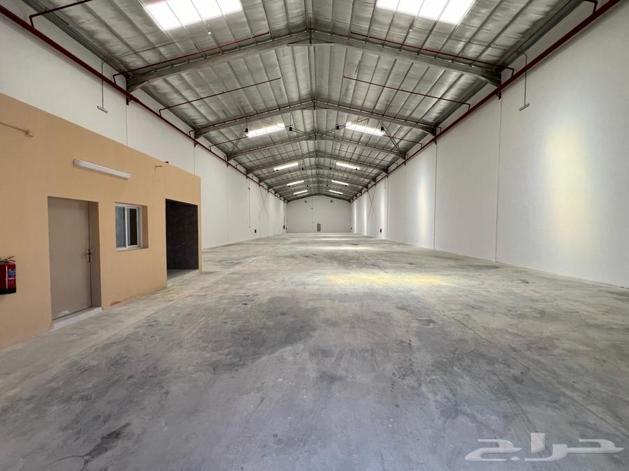 مستودع للبيع