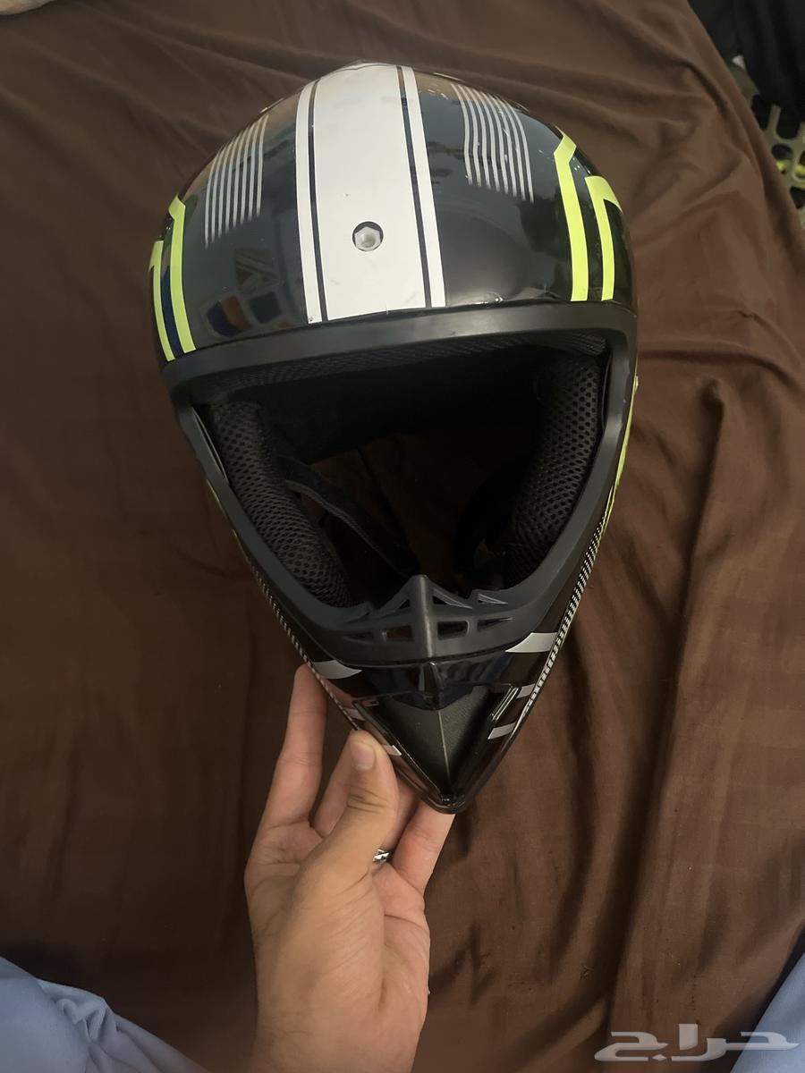 New motorcycle helmet, used for only two days, clean63713962083331111