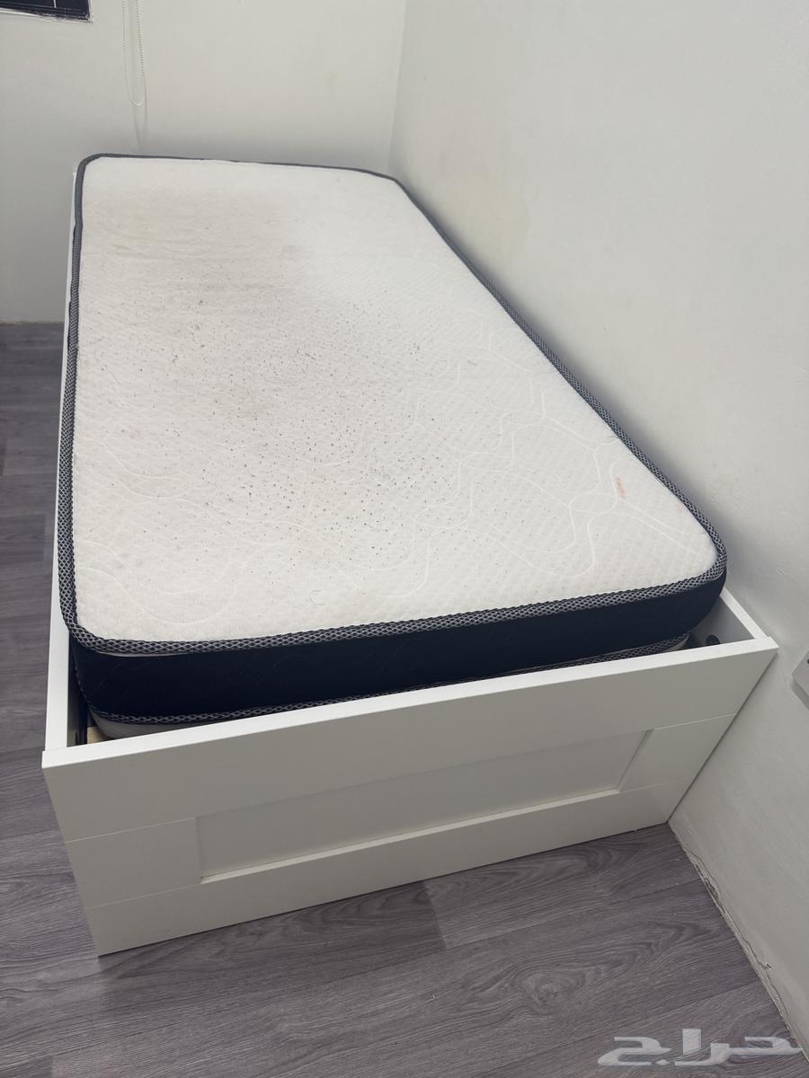 Ikea bed with drawers (new, used only 7 months), size 90x20063715928286466110