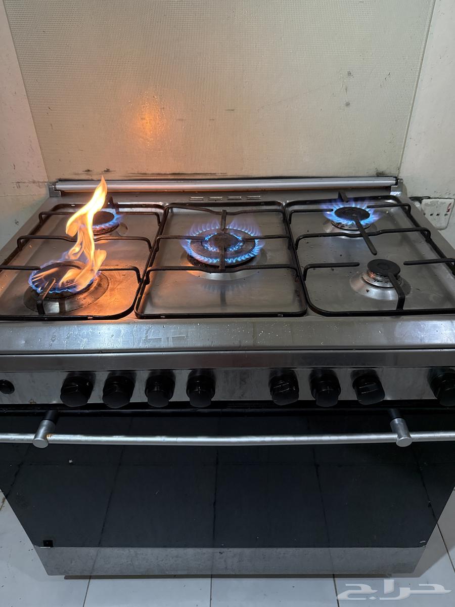 Gas oven, has no issues, works clean, but the small burner doesn't work63707763104386110