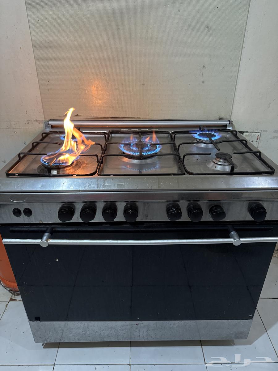 Gas oven, has no issues, works clean, but the small burner doesn't work63707763104386111