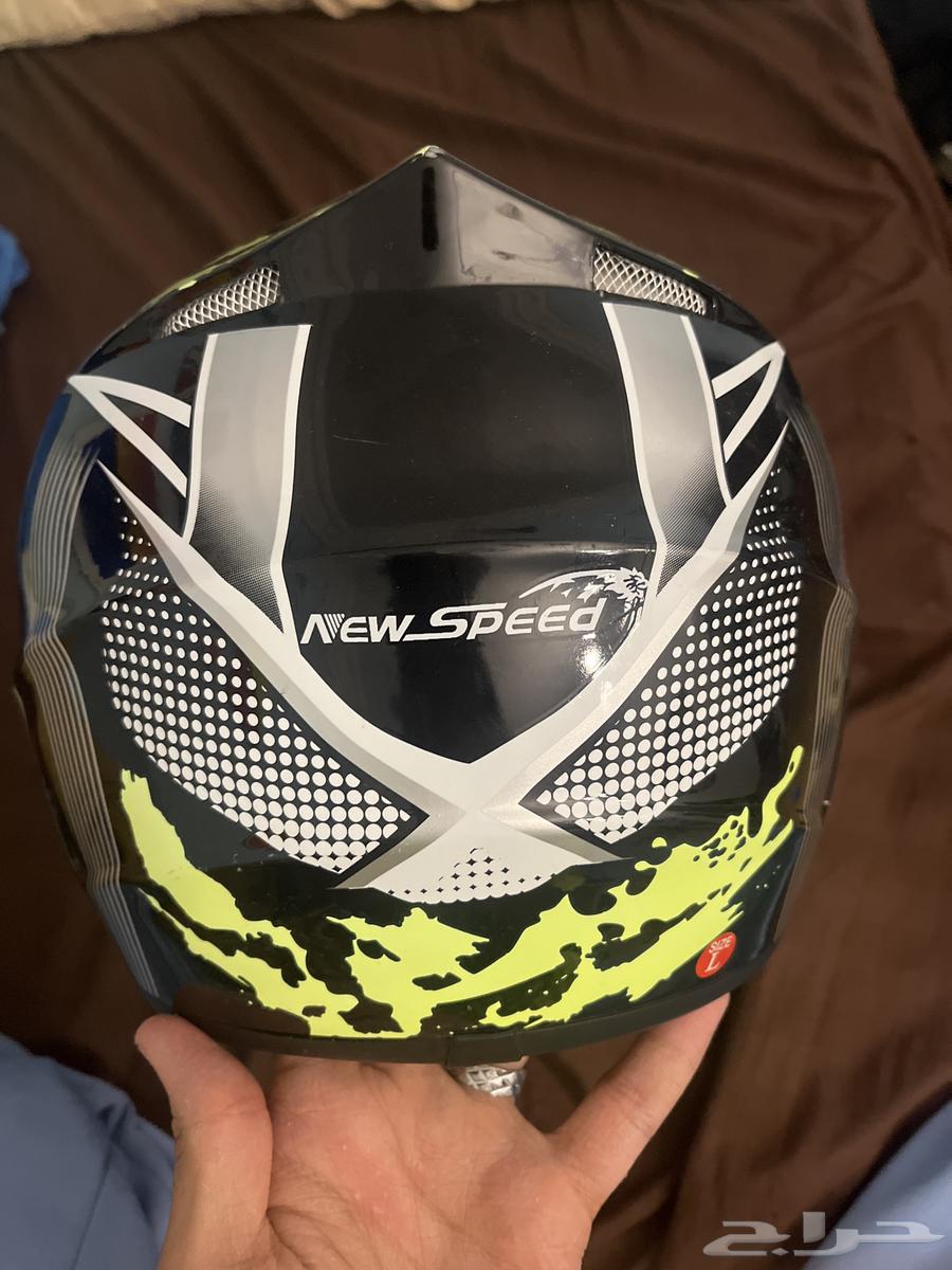 New motorcycle helmet, used for only two days, clean63713962083331113