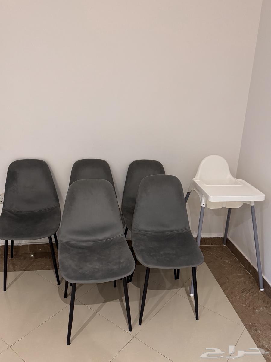 كراسي طعام أنيقة للبيع مع كرسي اطفال نظيف مستخدم مجان ا63715286254465110