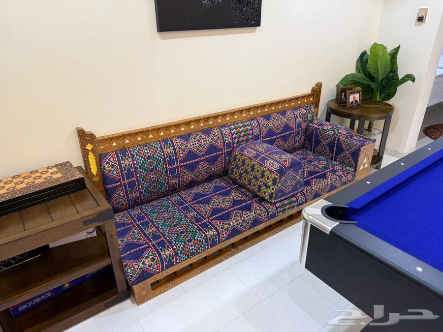 مجلس تراثي شعبي نظيف جدا للبيع مع طاولة بلياردو63711319551363111