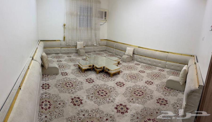 مساند للبيع 4 ف 5 وطاوله معها للبيع مستعجل63706299826563113