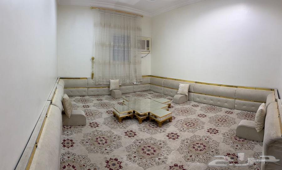 مساند للبيع 4 ف 5 وطاوله معها للبيع مستعجل63706299826563111