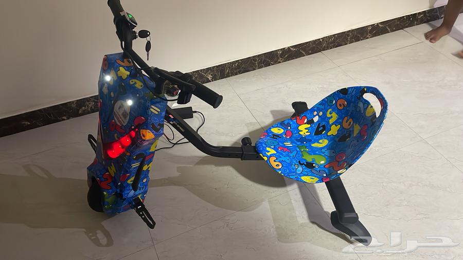 A new scooter with charger and keys63711495928706110