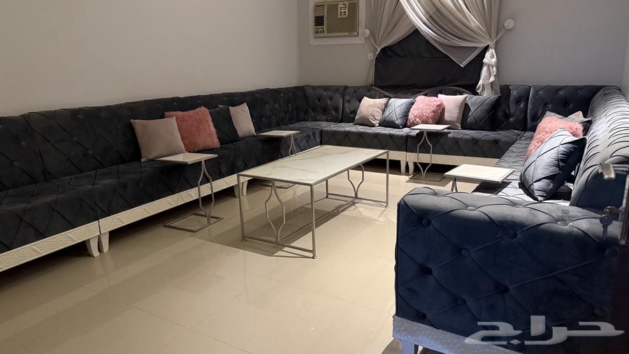 Sofas and tables63708931955458110