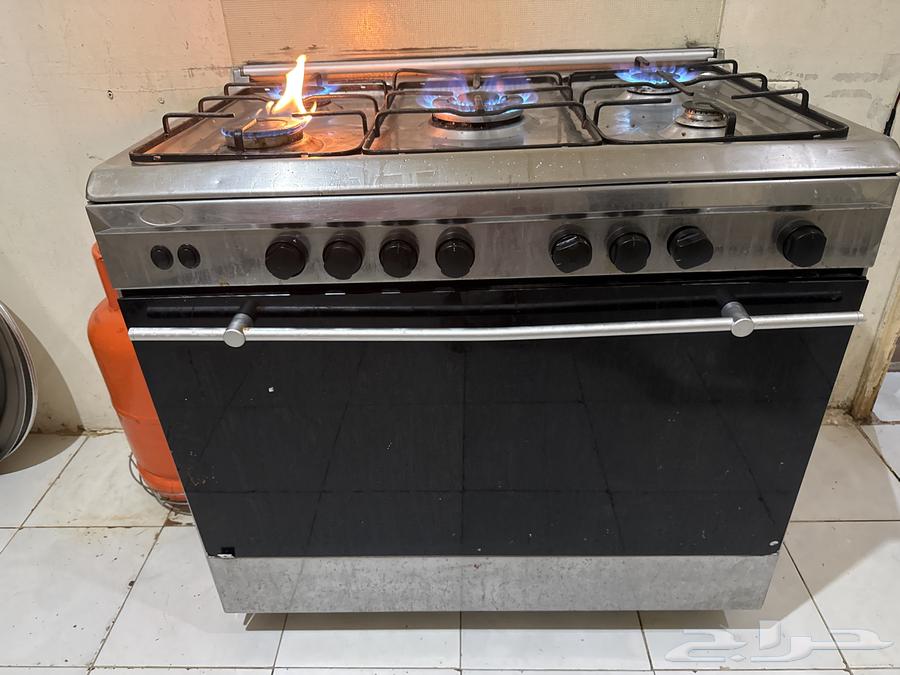 Gas oven, has no issues, works clean, but the small burner doesn't work63707763104386113