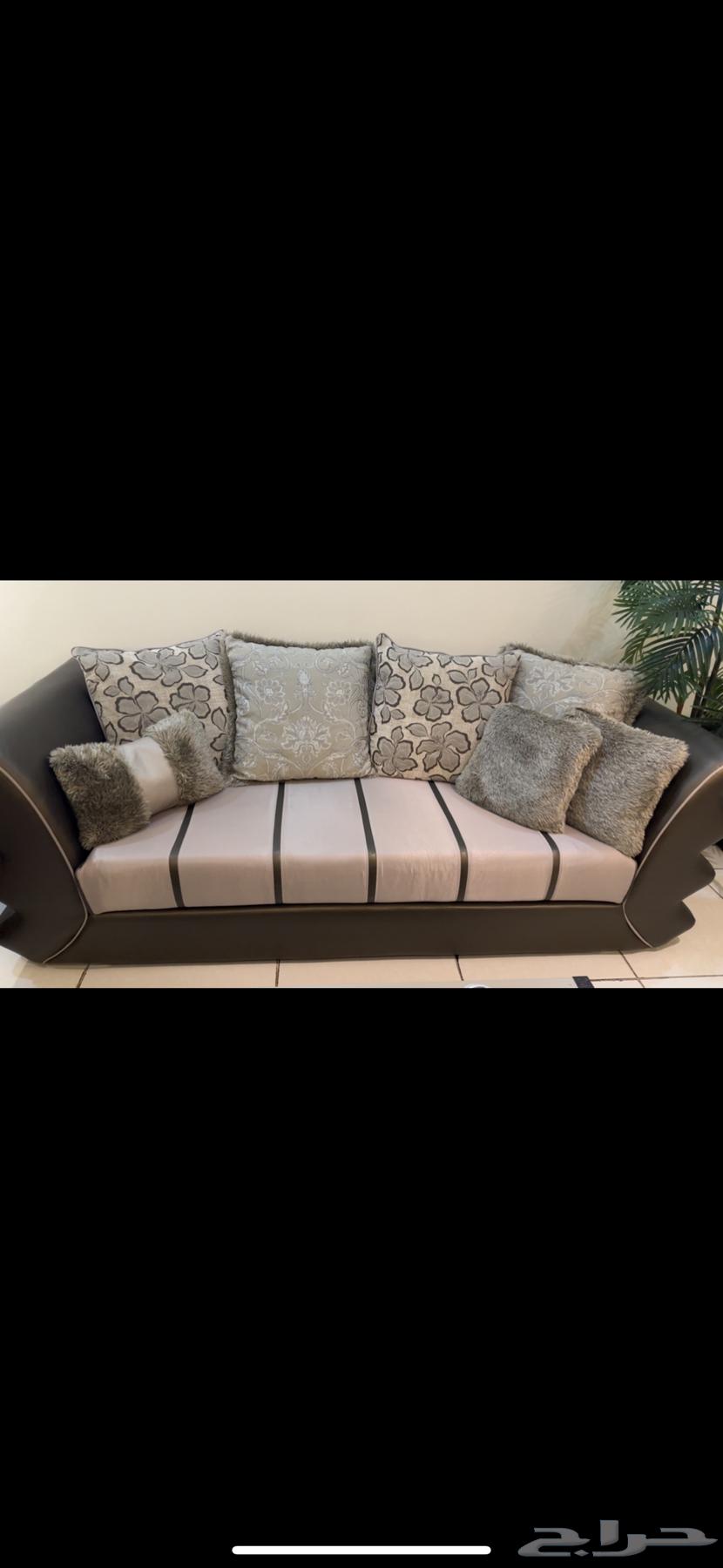 Three-piece sofa of excellent quality and very clean, used for hosting guests63708665687426111