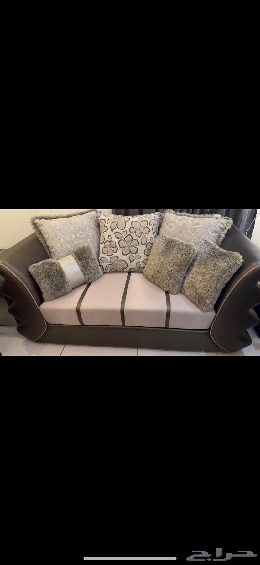 Three-piece sofa of excellent quality and very clean, used for hosting guests63708665687426110