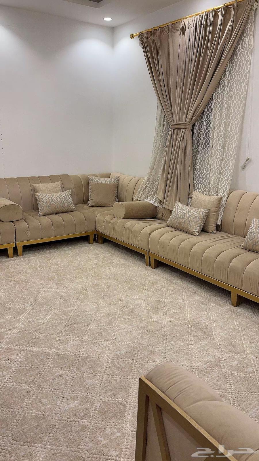 كنب مجلس جديد ونظيف بالموكيت والستارة63725541169538112