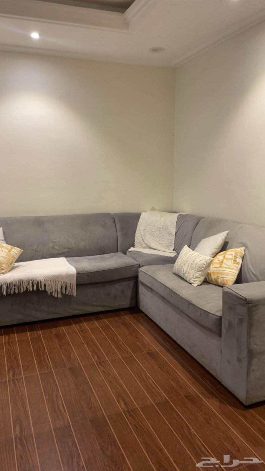 الإعلان عباره عن اثاث مستعمل دولاب مطبخ ومكيفات وكنب صاله63727010759425111