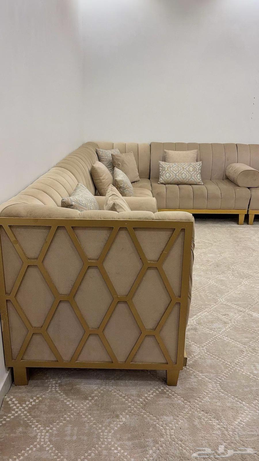 كنب مجلس جديد ونظيف بالموكيت والستارة63725541169538110