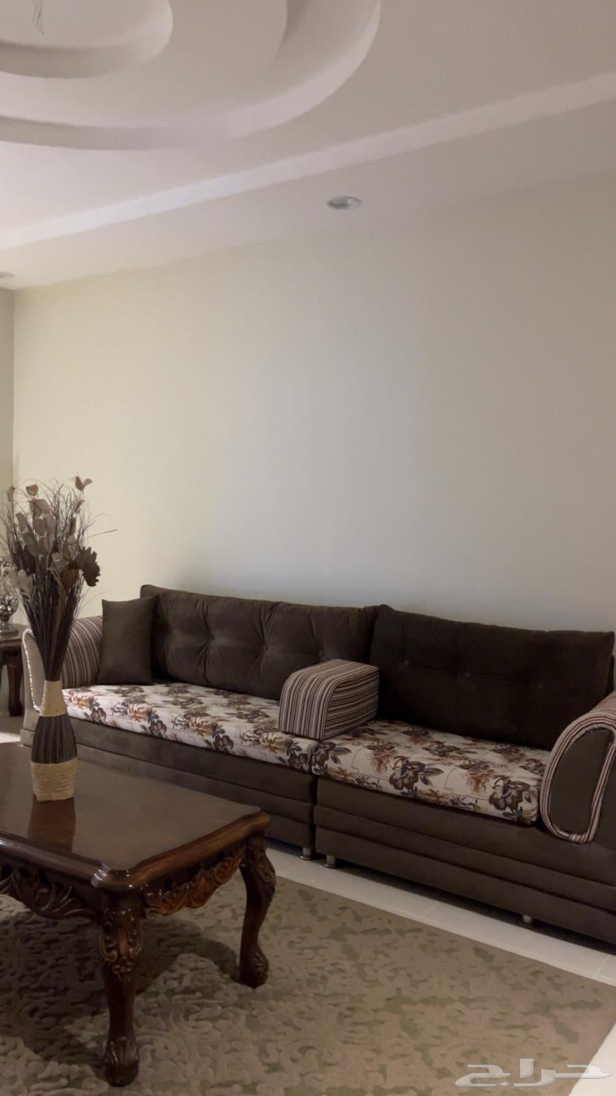 Sofas, rugs, large and small serving tables63719404918657111