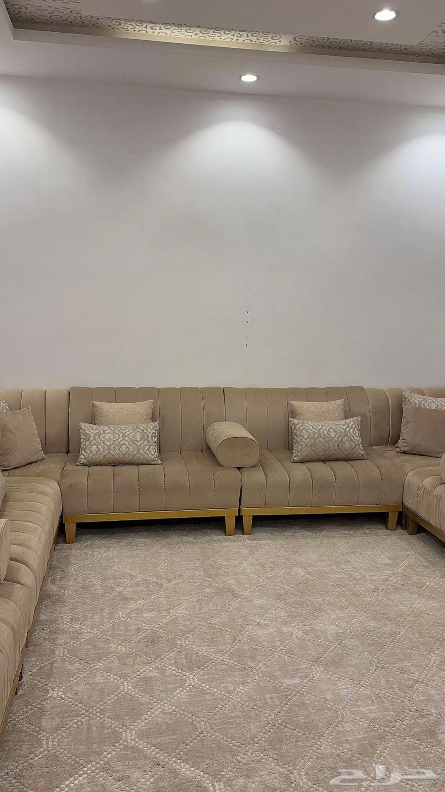 كنب مجلس جديد ونظيف بالموكيت والستارة63725541169538111