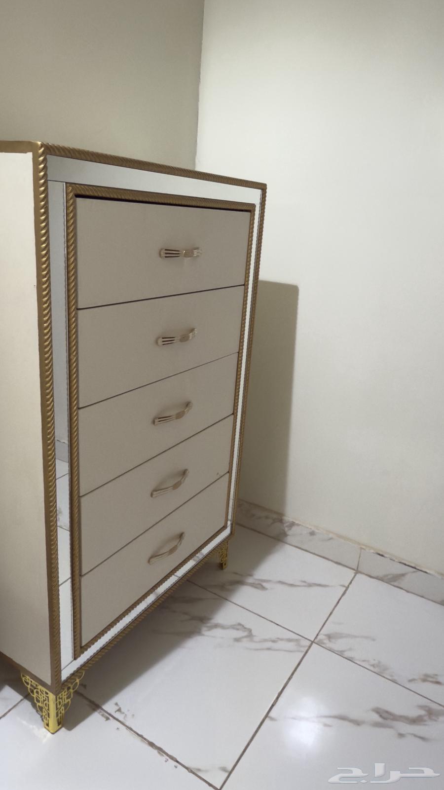 غرفة نوم شبه جديد و دولاب للبيع مستخدم63715374356227112