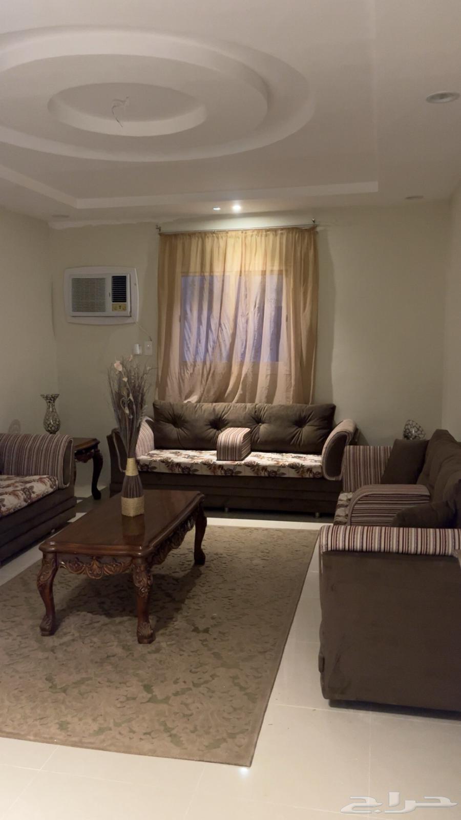 Sofas, rugs, large and small serving tables63719404918657110