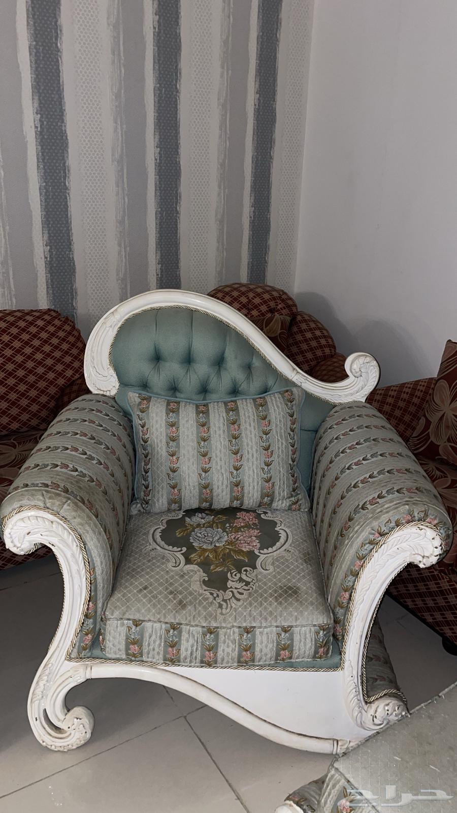 Sofa with an old classic shape63717149905793114