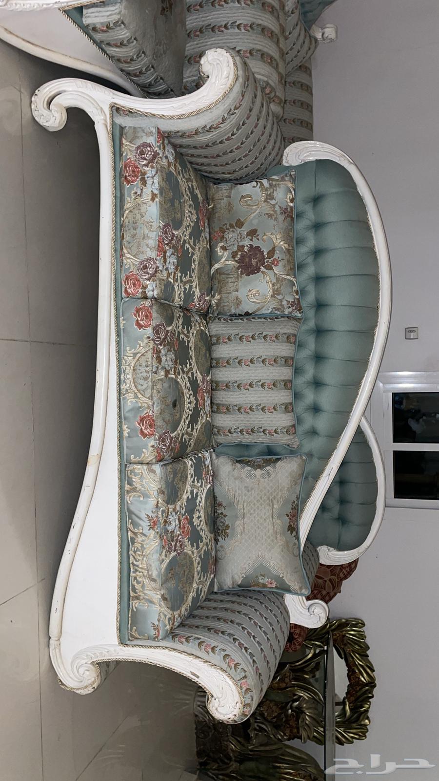 Sofa with an old classic shape63717149905793111