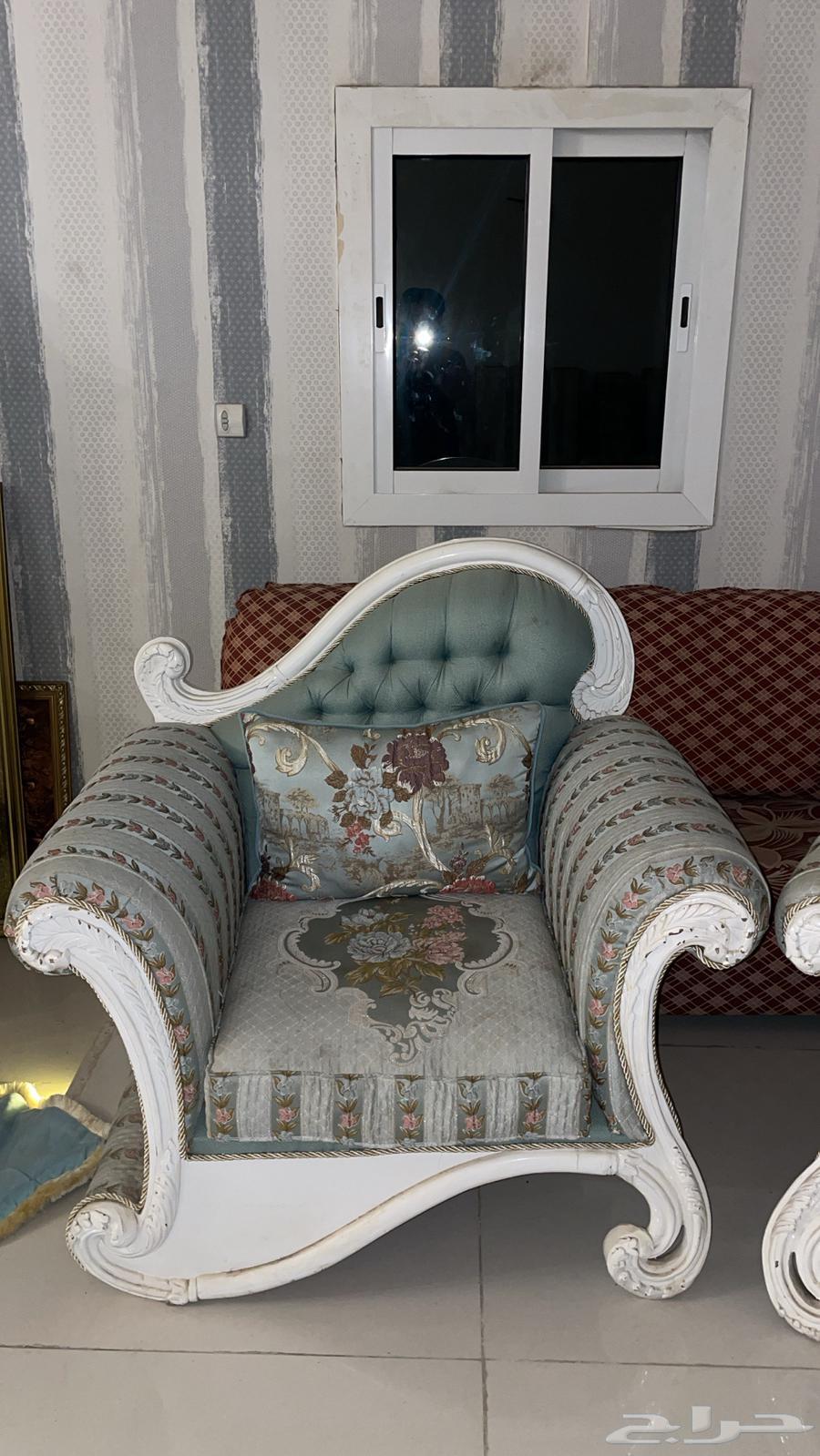 Sofa with an old classic shape63717149905793113