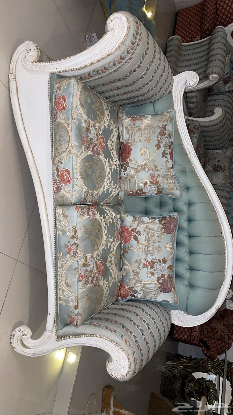 Sofa with an old classic shape63717149905793110