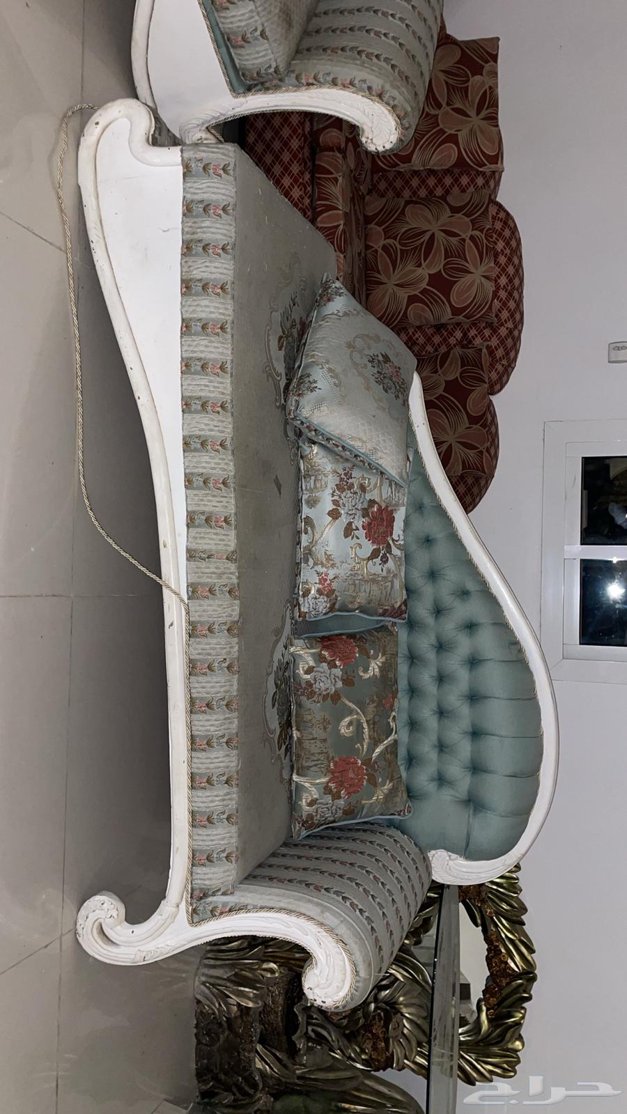 Sofa with an old classic shape63717149905793112