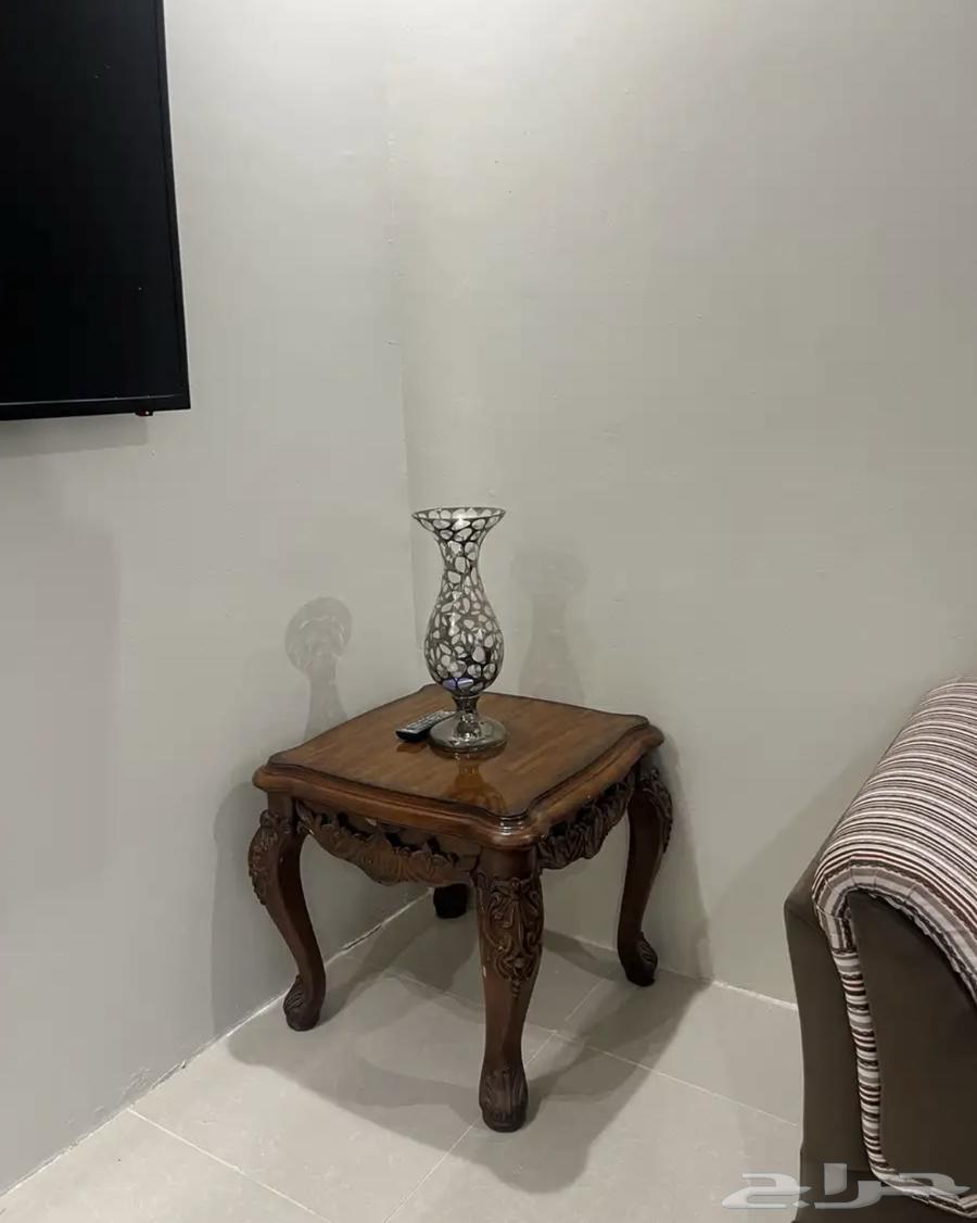Sofas, rugs, large and small serving tables63719404918657112