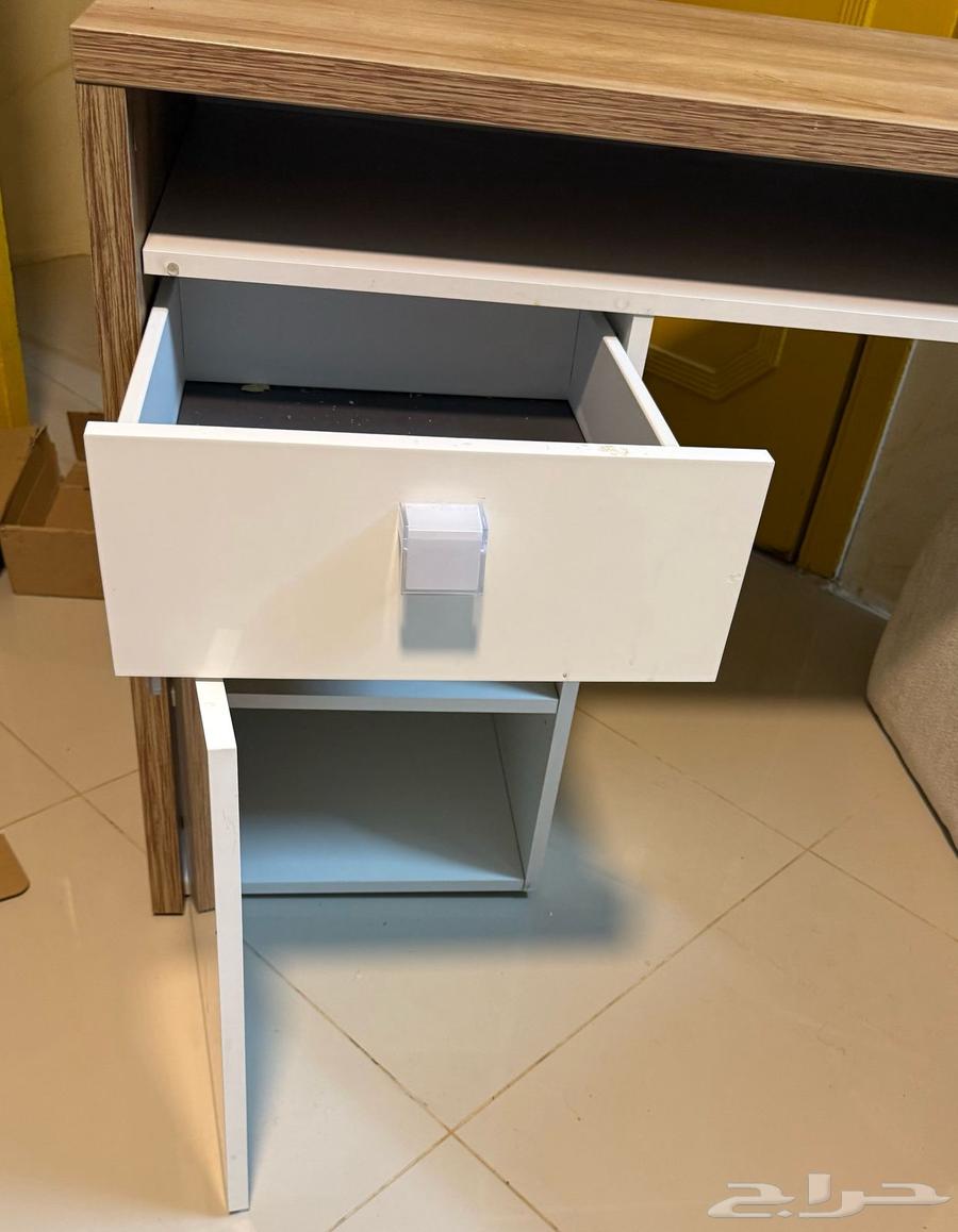 طاوله جديده كبيره وكيبوردات وماوس واضاءه ممتازه جدا63728336917762113